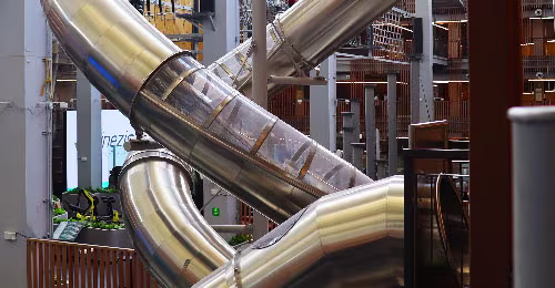 Kinezis: Giant slides measuring 11.5, 7.7 and 3.7 meters, plus a 3D net rising more than 13 meters.