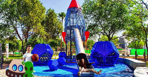 Parque Mississippi: A revitalized park featuring a spaceship-inspired play module with climbing, nets and a steel slide.
