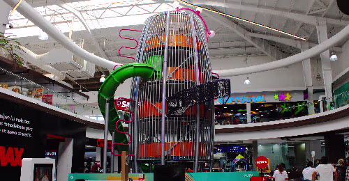 Torre Chiquimula: A space-inspired adventure tower more than 10 meters tall, with playful organic shapes.